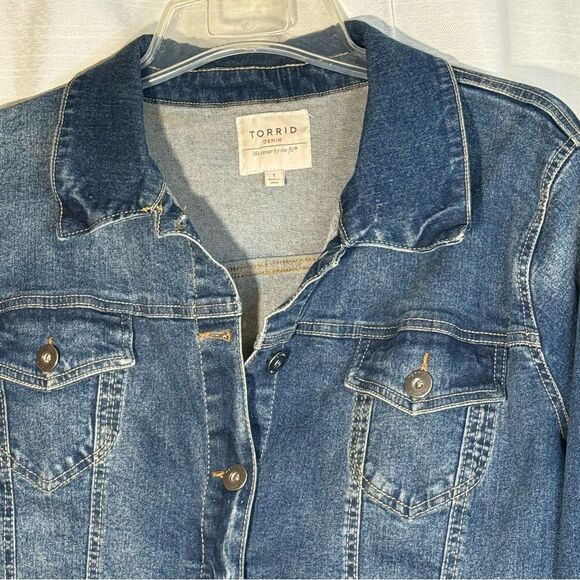 Torrid Blue Jean Trucker Jacket Medium Wash size 1xl Button front - Picture 3 of 9